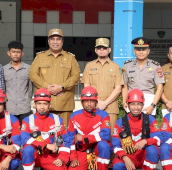Bupati Maros Beri Penghargaan Tim SAR Gabungan Operasi ATR 42-500