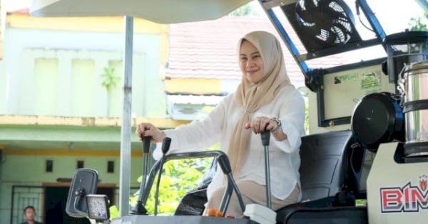 Ketua Komisi E DPRD Sulsel Andi Tenri Indah Serahkan Bantuan Alsintan untuk Kelompok Tani di Gowa