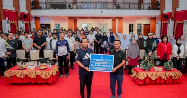 Pemkab Bone Serahkan Donasi Kemanusiaan Rp1,2 Miliar Lebih, Gubernur Sulsel: Segera Kami Tidnaklanjuti