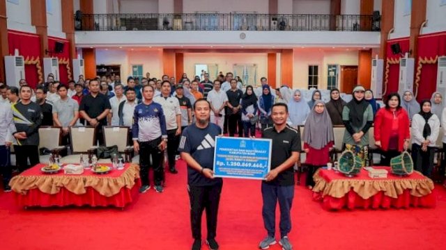 Gubernur Sulawesi Selatan, Andi Sudirman Sulaiman, menerima bantuan donasi kemanusiaan senilai Rp1,2 miliar lebih dari Bupati Bone, Andi Asman Sulaiman.