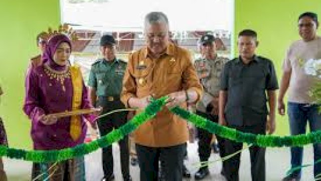 Bupati Pinrang H.A. Irwan Hamid, S.Sos saat meresmikan penggunaan Gedung Baru Pusat Kesehatan Masyarakat (Puskesmas) Malimpung.