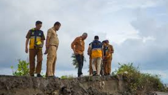 Bupati Pinrang H.A. Irwan Hamid, S.Sos melakukan kunjungan langsung ke sejumlah titik bencana.