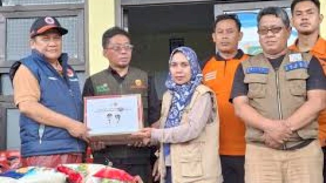 BPBD Sulsel Serahkan Bantuan Logistik Ke Pengungsi Banjir Kelurahan Katimbang