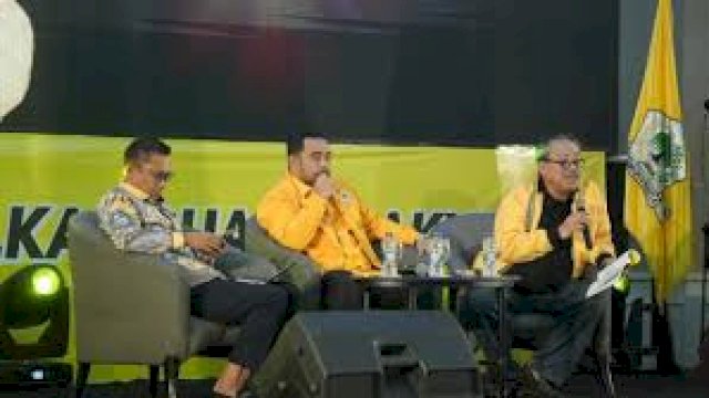 Sekretaris DPD I Golkar Makassar, Andi Suharmika (tengah).