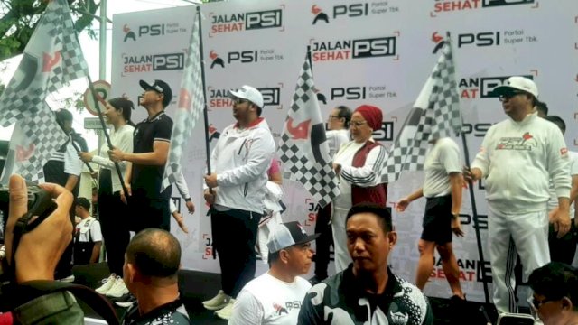 Jalan Sehat PSI di Pantai Losari Makassar Disambut Antusias, Kaesang dan RMS Hadir Langsung