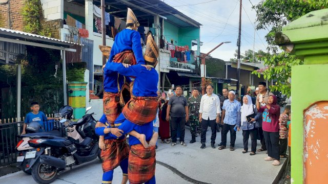 Anggota DPRD Provinsi Sulawesi Selatan, Mahmud La Kaiya, disambut Tari Paraga saat reses temu konstituen di Kelurahan Bira, Kecamatan Tamalanrea.