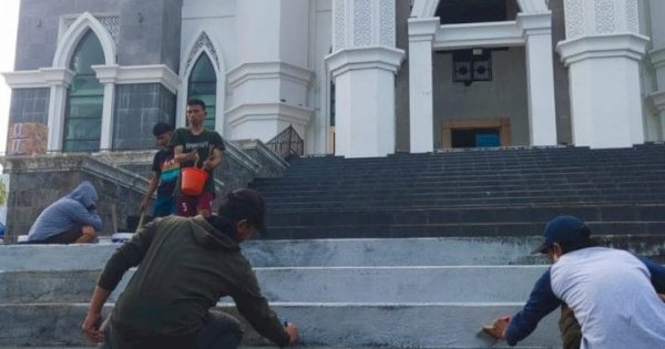 Jelang Ramadan, ASN Pemkot Parepare Bahu Membahu Benahi Masjid Agung