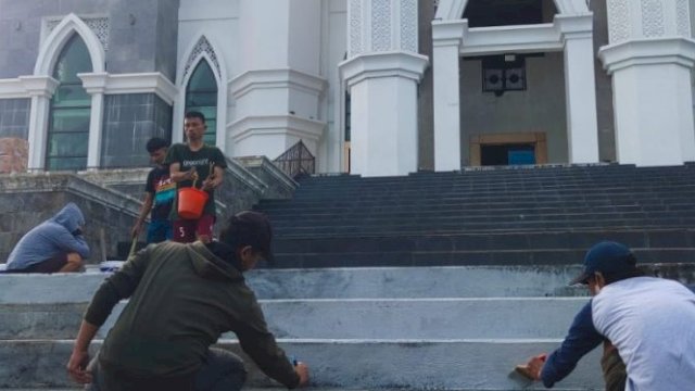 Jelang Ramadan, ASN Pemkot Parepare Bahu Membahu Benahi Masjid Agung