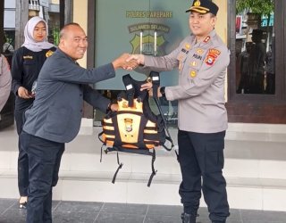 Bank Sulselbar Serahkan Bantuan Peralatan SAR ke Polres Parepare