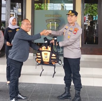 Bank Sulselbar Serahkan Bantuan Peralatan SAR ke Polres Parepare