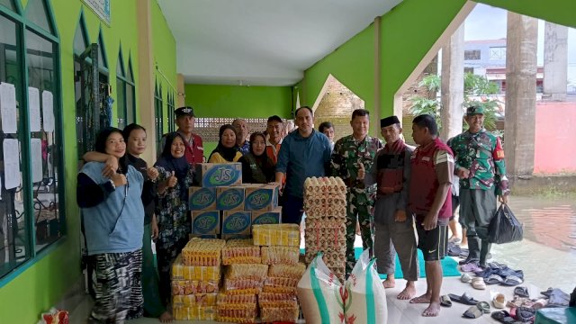 Anggota DPRD Provinsi Sulawesi Selatan dari Fraksi NasDem, Mahmud, menyalurkan bantuan kepada warga terdampak banjir di BTN Kodam III.