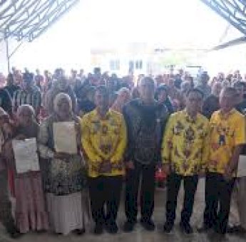 Bupati Soppeng Suwardi Serahkan Sertipikat PTSL Lanjutan kepada Warga Macanre