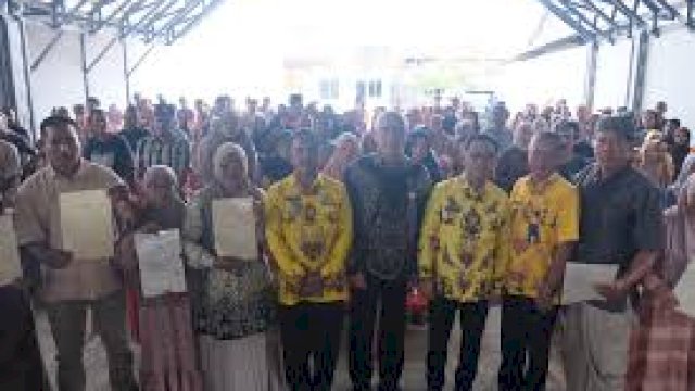Bupati Soppeng Suwardi Serahkan Sertipikat PTSL Lanjutan kepada Warga Macanre