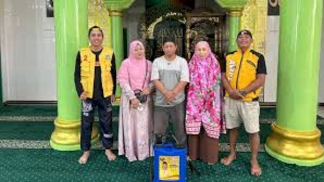 Sambut Ramadhan, Sahabat Ismail Semprot dan Harumkan 21 Masjid di Makassar