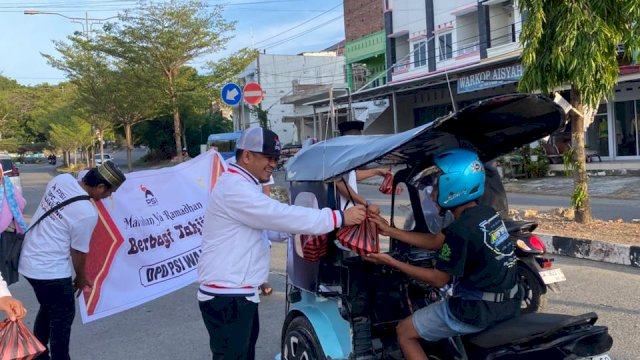 DPD PSI Wajo Bagikan 1000 Takjil Ke Warga Sengkang