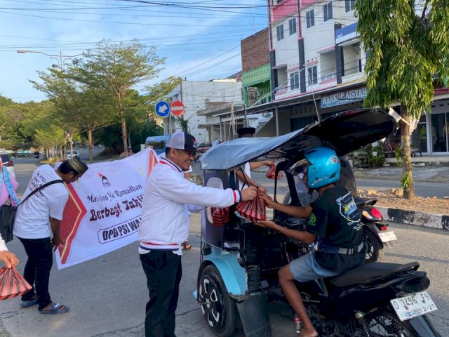 DPD PSI Wajo Bagikan 1000 Takjil Ke Warga Sengkang