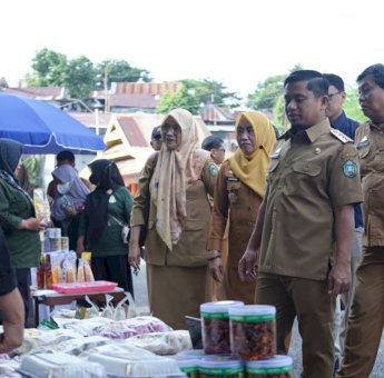 Lepas Pasar Murah Ramadan, Tasming Hamid Distribusi 1.000 Paket Sembako untuk Warga
