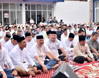 Tak Pernah Berjarak, Rusdi Masse Berbuka Puasa-Berbagi Sembako Bersama Ribuan Warga Pinrang