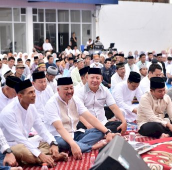 Tak Pernah Berjarak, Rusdi Masse Berbuka Puasa-Berbagi Sembako Bersama Ribuan Warga Pinrang