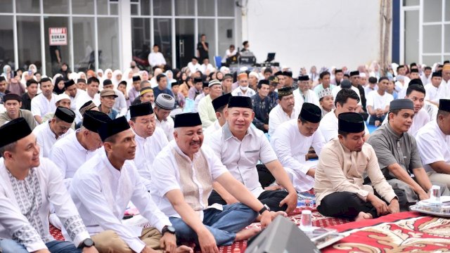 Tak Pernah Berjarak, Rusdi Masse Berbuka Puasa-Berbagi Sembako Bersama Ribuan Warga Pinrang