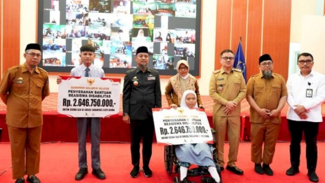 Gubernur Andi Sudirman Serahkan Beasiswa Disabilitas untuk Ribuan Siswa SLB se-Sulsel