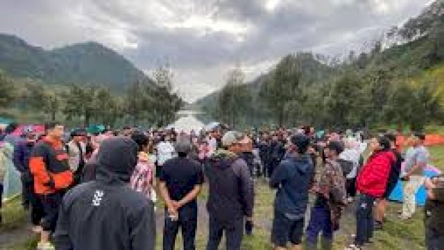 Menteri Kehutanan Tanam Pohon dan Serahkan 1.000 Bibit Produktif di Ponpes Hidayatullah Kaltim