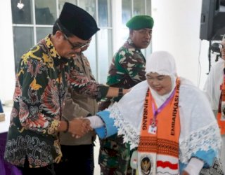 Tangis Haru Iringi Keberangkatan 133 Jemaah Haji Pinrang Menuju Tanah Suci