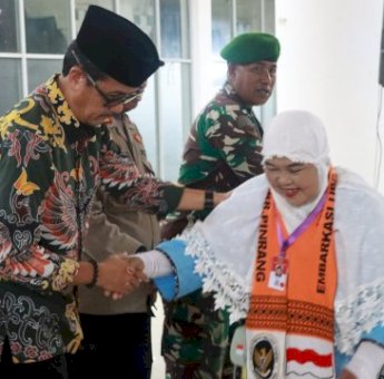 Tangis Haru Iringi Keberangkatan 133 Jemaah Haji Pinrang Menuju Tanah Suci