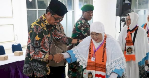 Tangis Haru Iringi Keberangkatan 133 Jemaah Haji Pinrang Menuju Tanah Suci