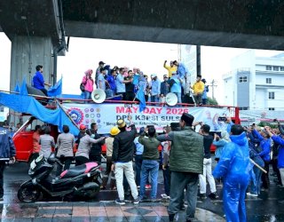 Cicu, Mizar, dan Heriwawan Hujan-hujan Terima Massa Aksi, Tunjukkan Komitmen Kawal Aspirasi Buruh