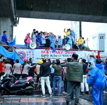 Cicu, Mizar, dan Heriwawan Hujan-hujan Terima Massa Aksi, Tunjukkan Komitmen Kawal Aspirasi Buruh