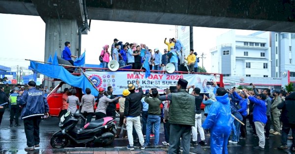 Cicu, Mizar, dan Heriwawan Hujan-hujan Terima Massa Aksi, Tunjukkan Komitmen Kawal Aspirasi Buruh