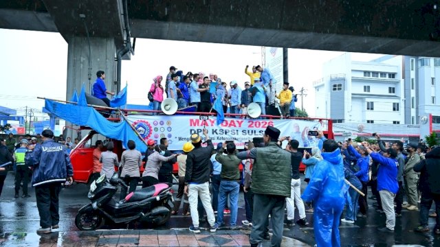 Cicu, Mizar, dan Heriwawan Hujan-hujan Terima Massa Aksi, Tunjukkan Komitmen Kawal Aspirasi Buruh