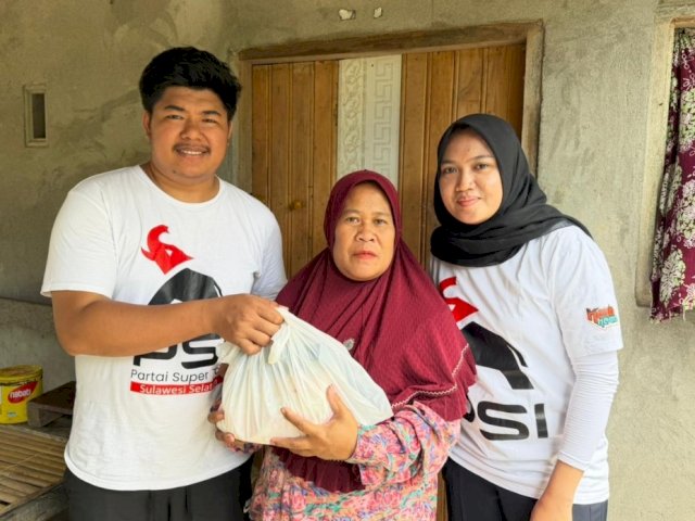 Pakai Kaos Putih Berlogo Gajah, PSI Sulsel Kembali Turun ke Desa Tebar Kepedulian Lewat Jumat Berbagi