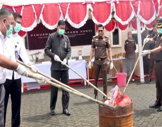 Kejari Pangkep Gelar Pemusnahan Barang Bukti Perkara Berkekuatan Hukum Tetap