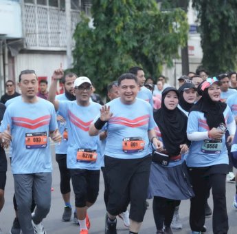 Lautan Manusia Padati Anjungan Losari, Munafri Resmi Lepas Makassar Half Marathon 2026