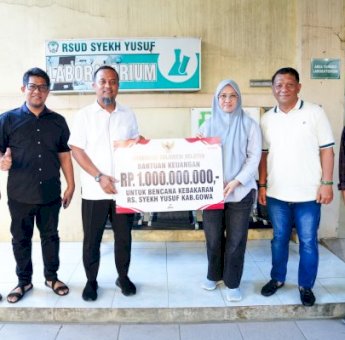 Tinjau Lokasi Kebakaran, Andi Sudirman Serahkan Bantuan Rp1 Miliar untuk RSUD Syekh Yusuf