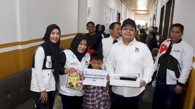 Ketua DPW PSI Sulsel Muammar Gandi Rusdi, bersama, Sekretaris DPW PSI Sulsel Indira Mulyasari, Abdul Jabbar, Ketua DPD PSI Sidrap Nur Kana&rsquo;ah, dalam kegiatan sunatan massal di Sidrap.