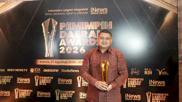 Wali Kota Makassar, Munafri Arifuddin, menerima penghargaan Pemimpin Daerah Award 2026, dengan kategori Pemimpin Daerah Peduli Pembangunan dan Inovasi, pelayanan Publik Berbasis Digital.